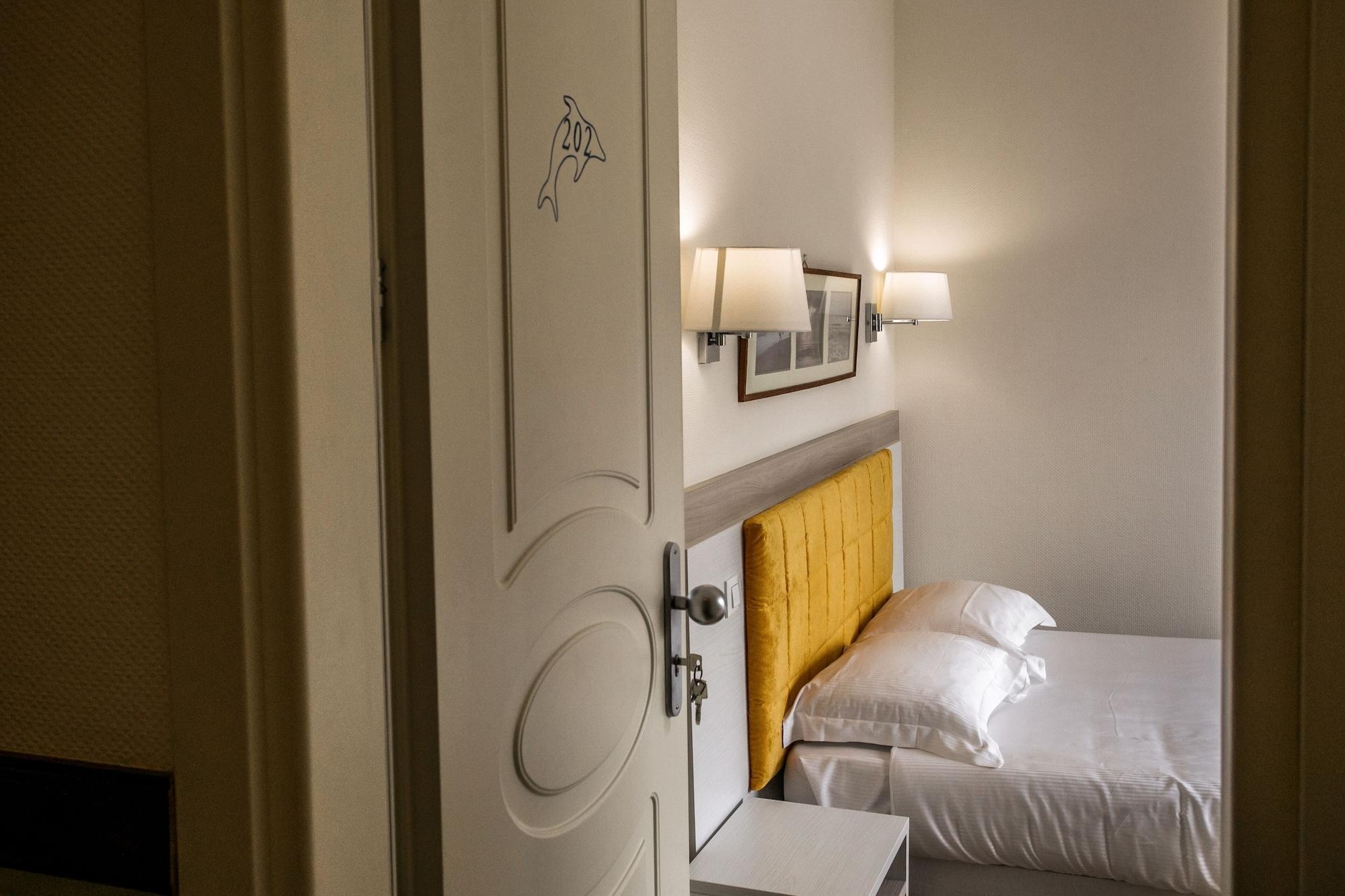 Hotel Le Dauphin Ментона Екстериор снимка