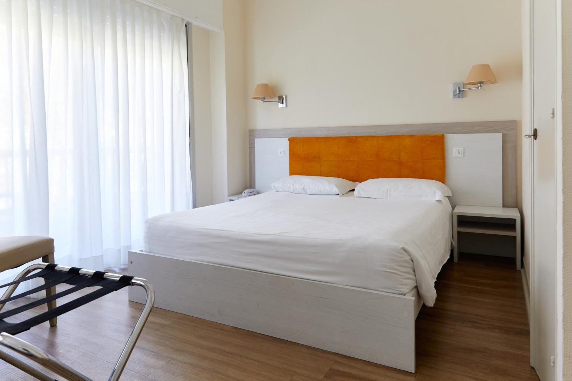 Hotel Le Dauphin Ментона Екстериор снимка