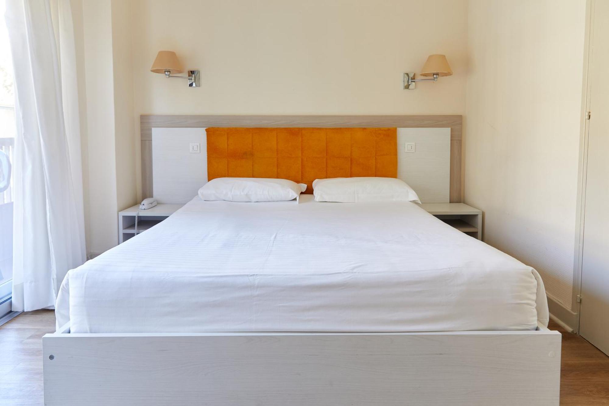 Hotel Le Dauphin Ментона Екстериор снимка